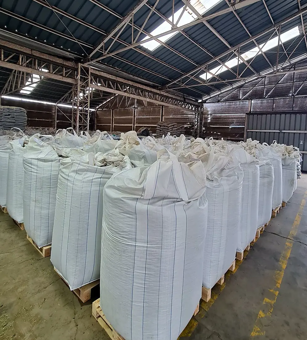 Bodega con más de 100 big bags de avena listos para embarque