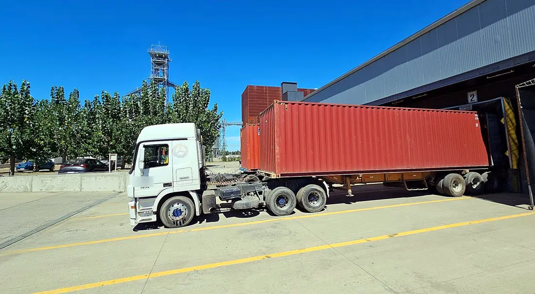Contenedor de 40' cargando en el andén de la planta