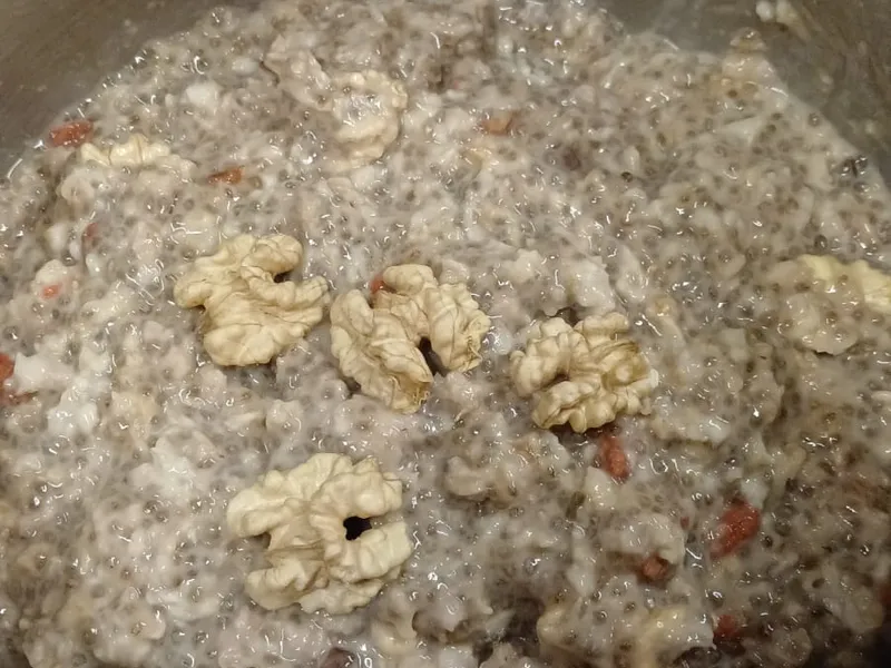 Avena cocida con chía, nueces y bayas de goji, preparada por Eric