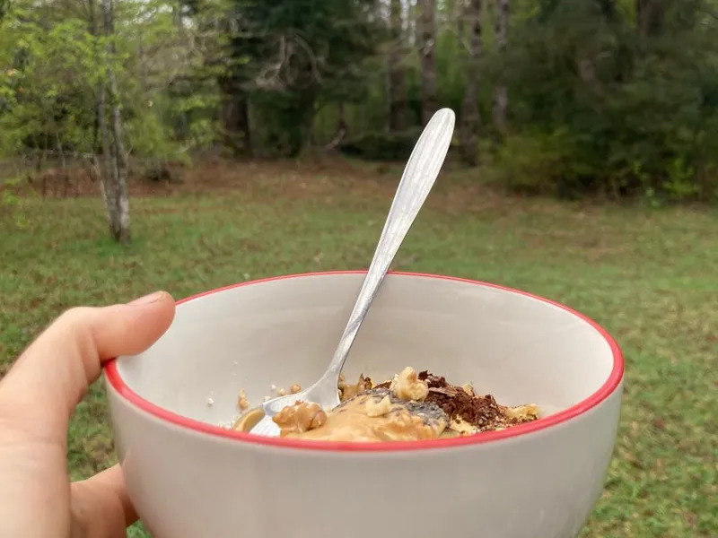Bowl de avena instantánea con mantequilla de maní y miel, preparado por Romy